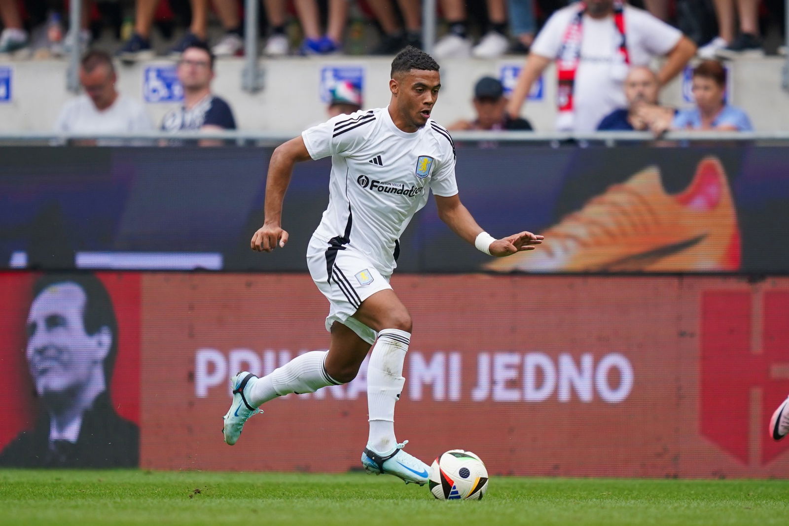 Lewis Dobbin gây chú ý – Màn trình diễn tự tin đáng kinh ngạc